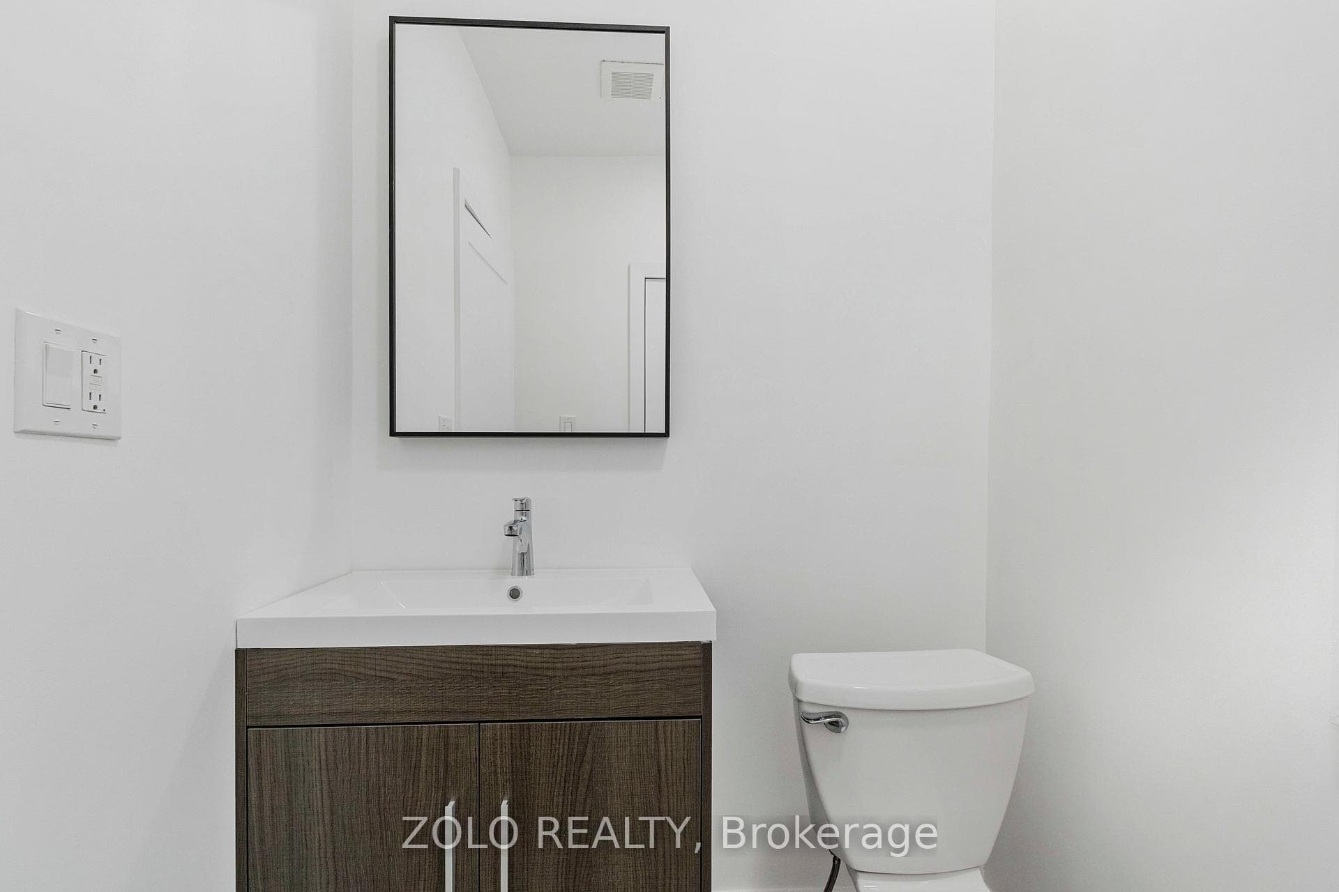 MAIN FLOOR WASHROOM