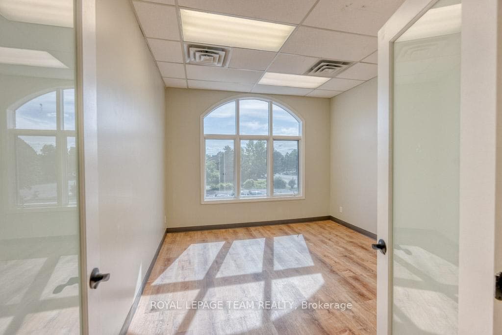 84 Centrepointe Drive photo 14
