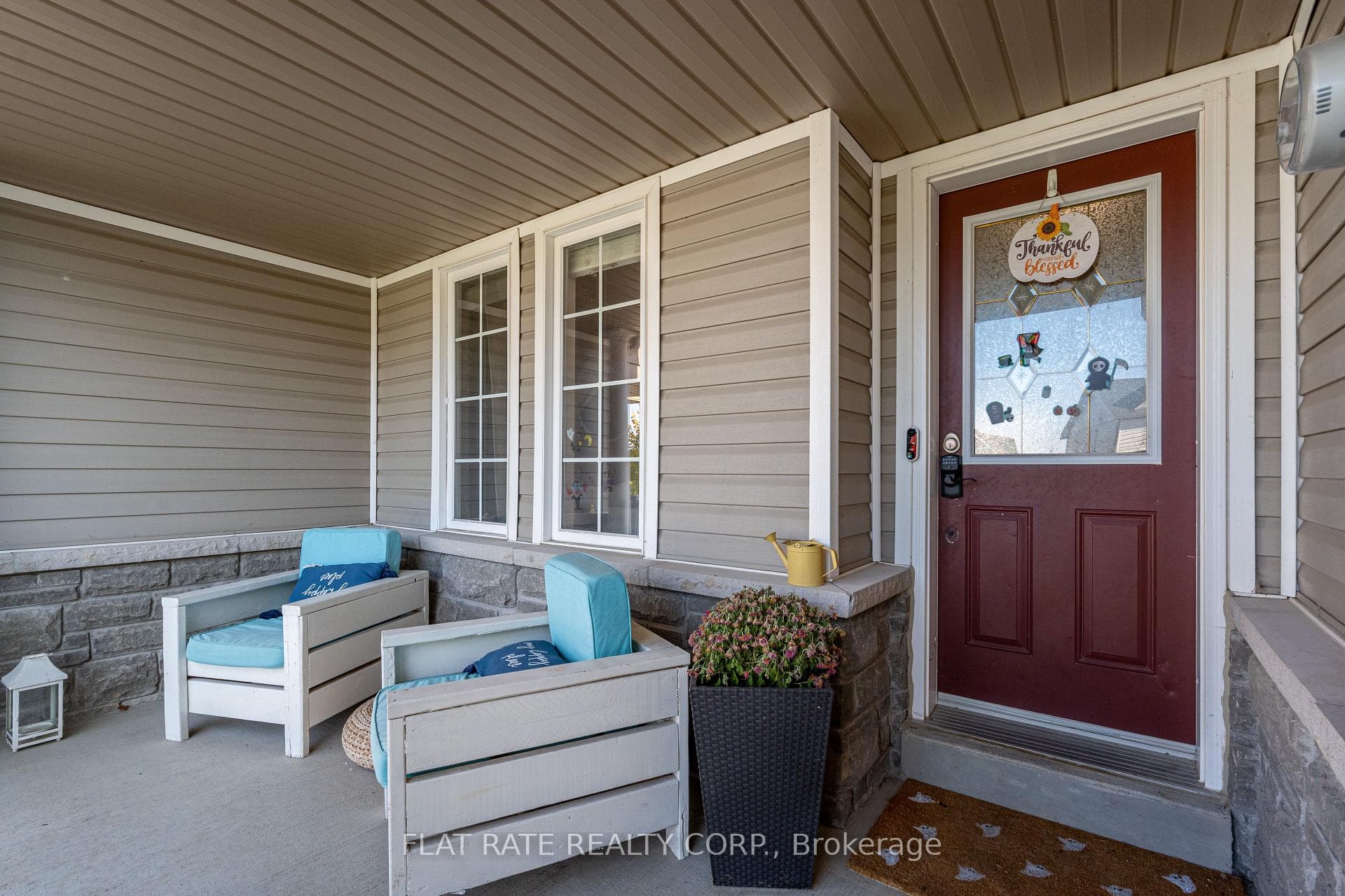 781 Tully Crescent photo 2
