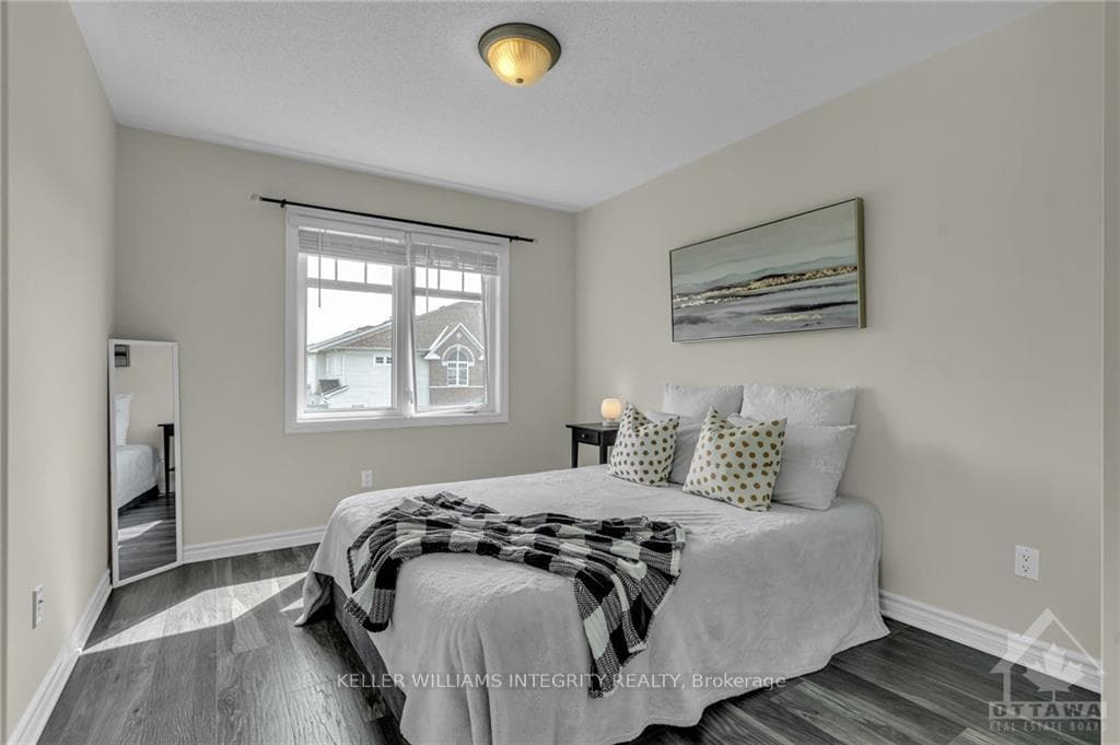 243 SILVERMOON Crescent photo 25