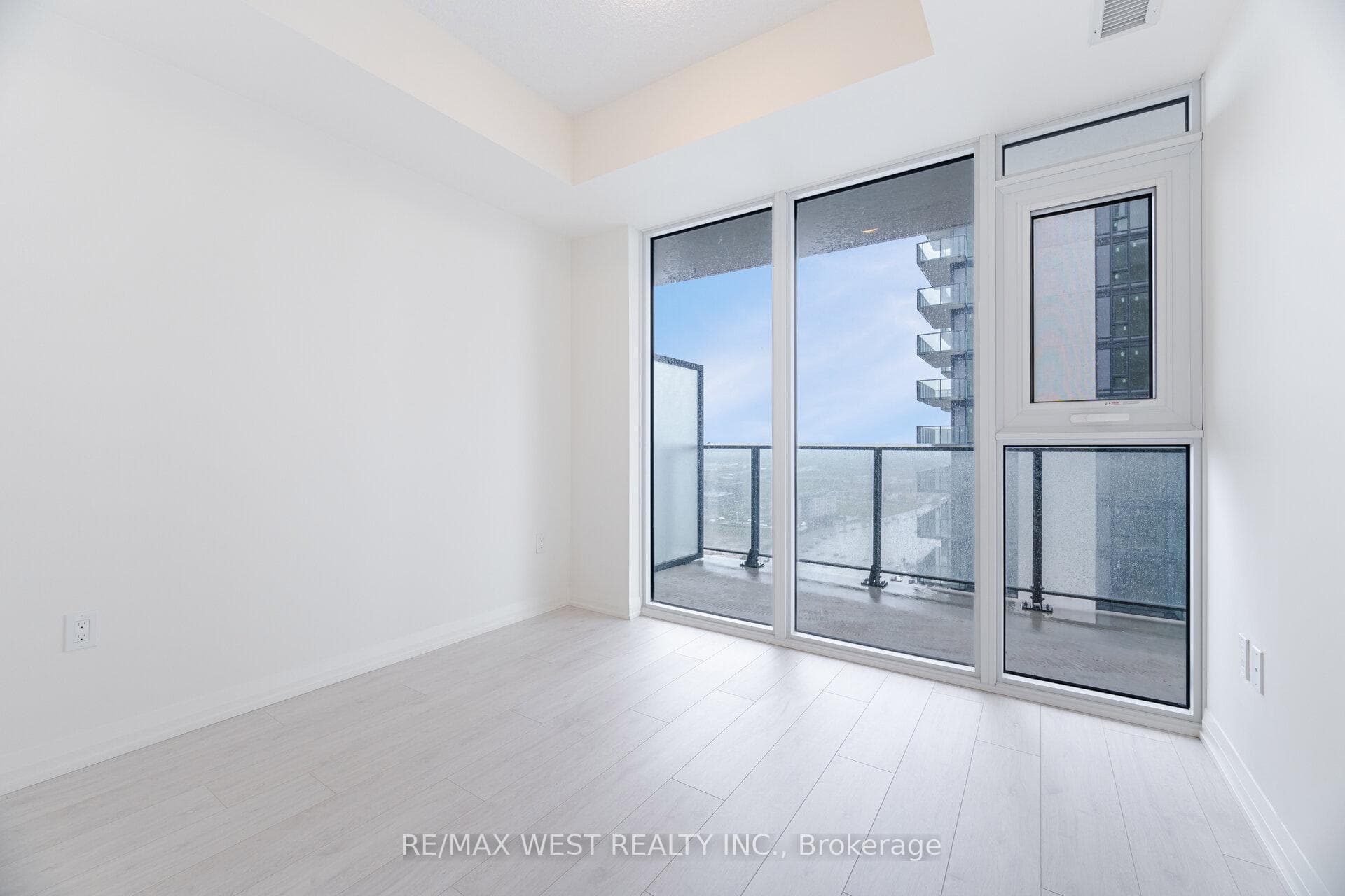 8960 Jane Street Unit 2201 photo 32