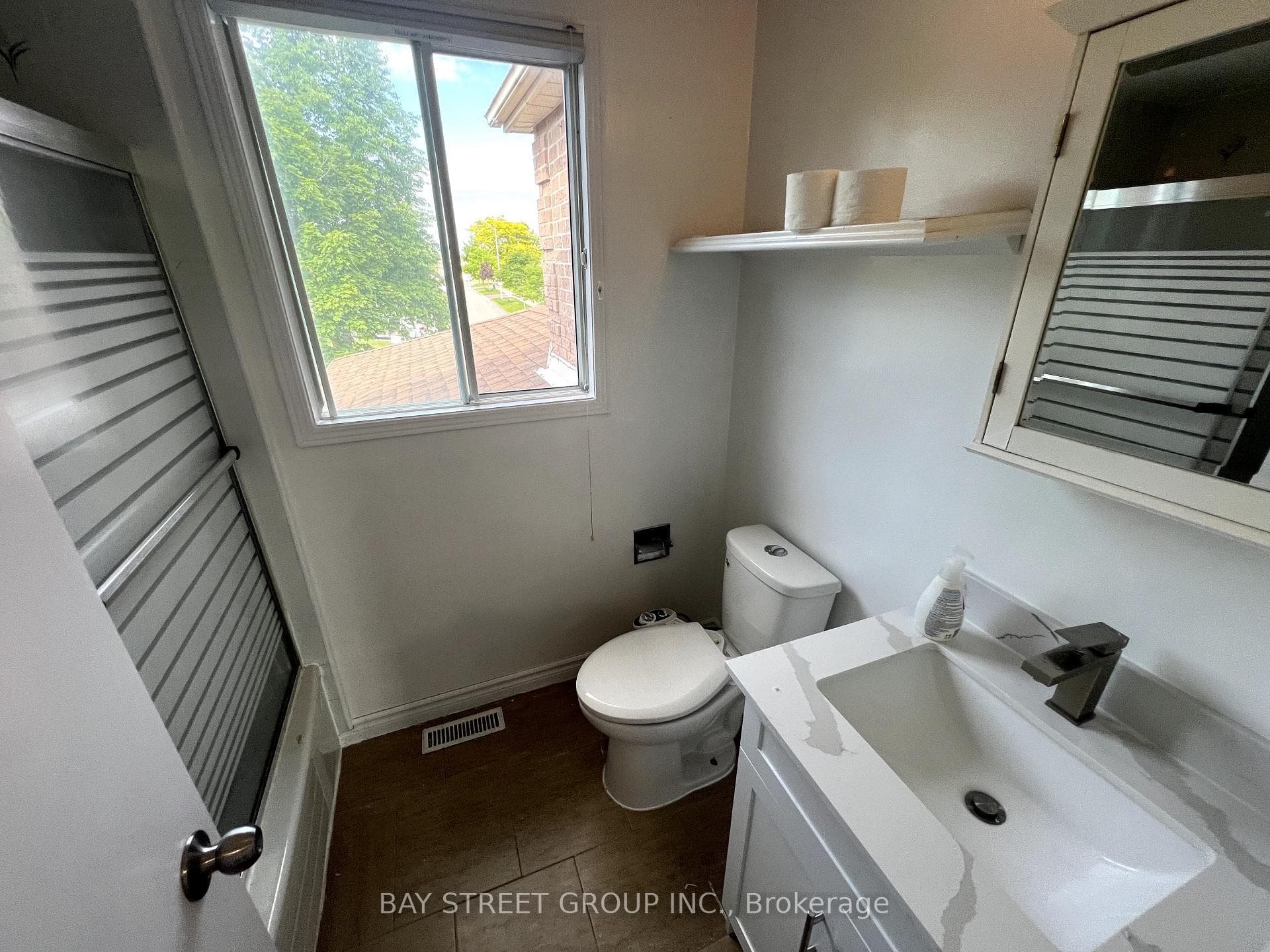 Common Full Bathroom