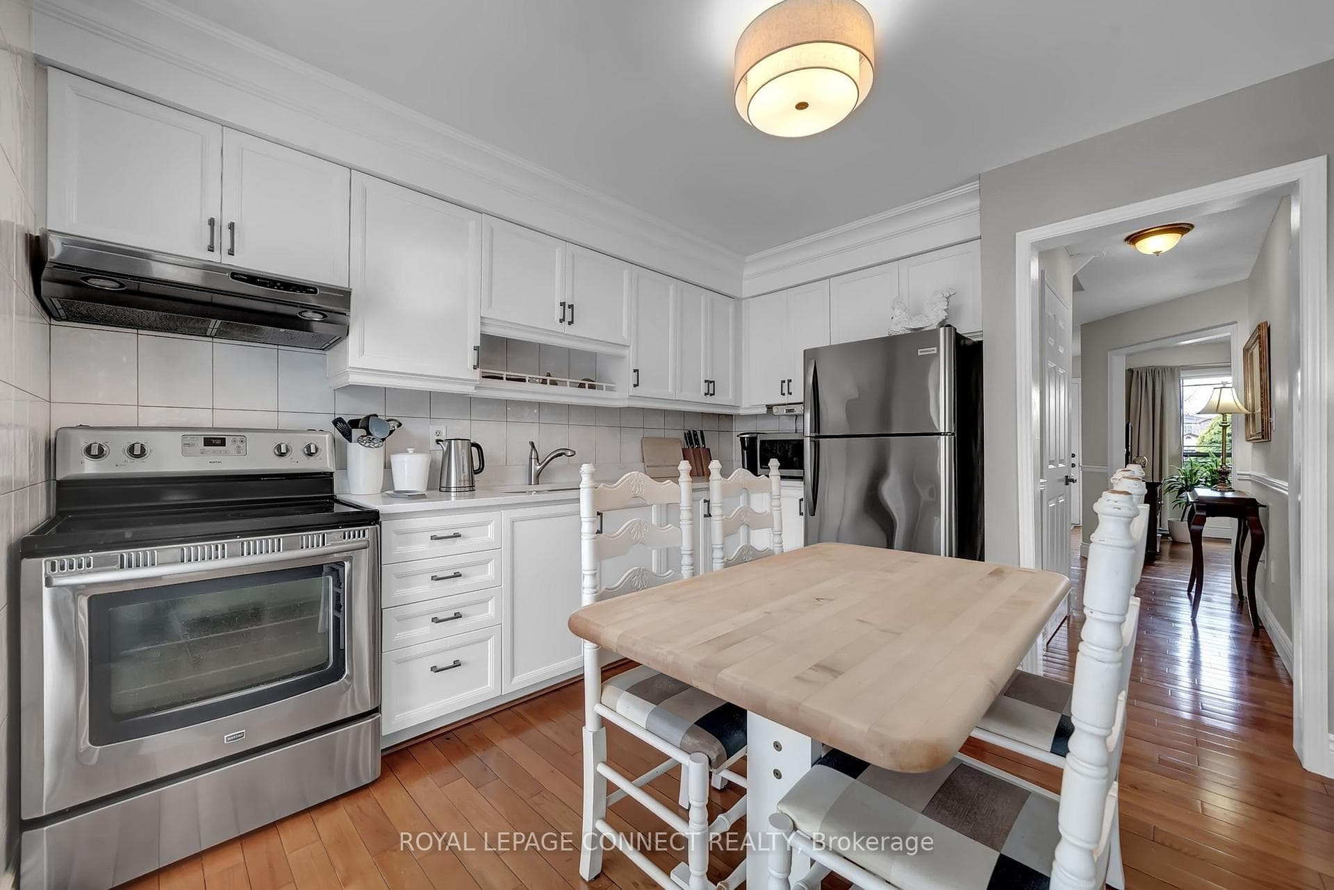 Updated kitchen w/ ss appliances & quartz counters