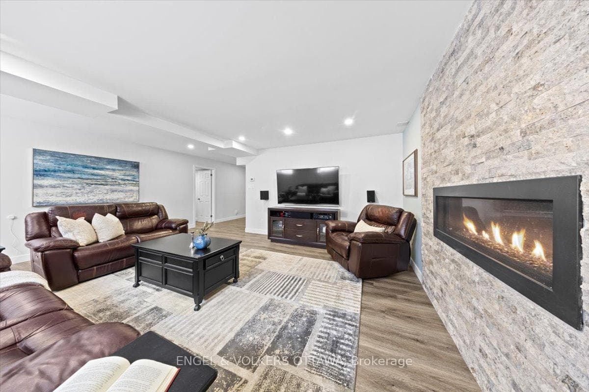 1005 Gold Crescent photo 33