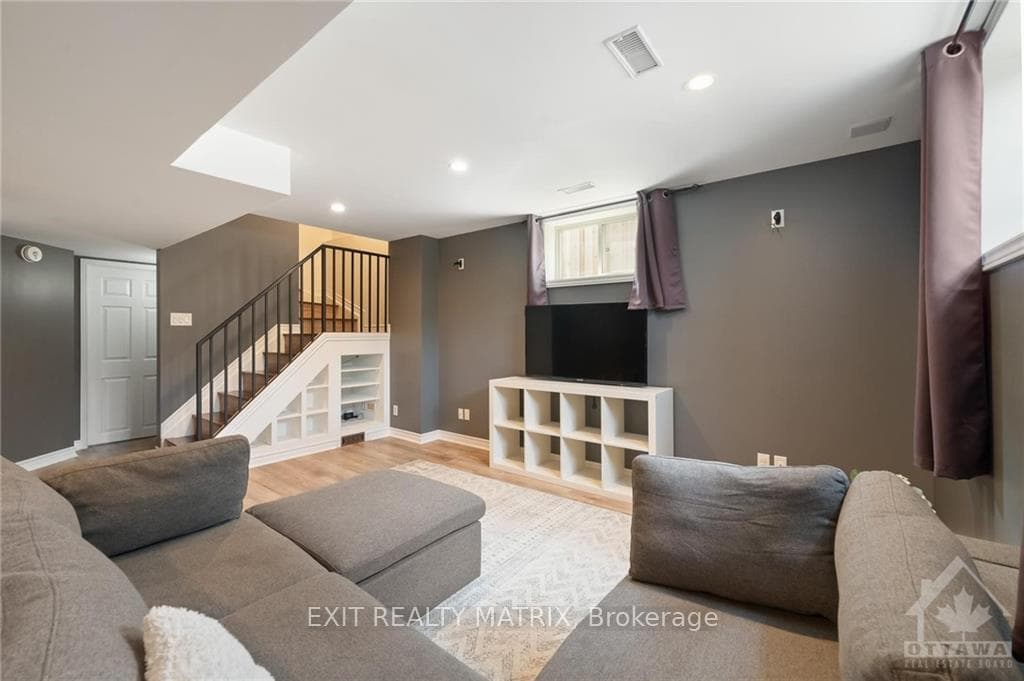 128 ABBEY Crescent photo 25