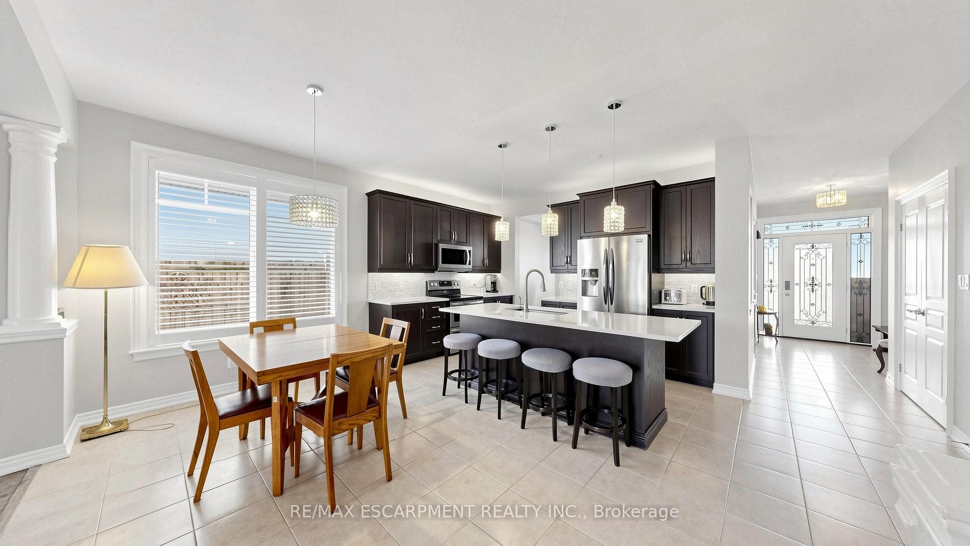 Gorgeous open concept kitchen.
