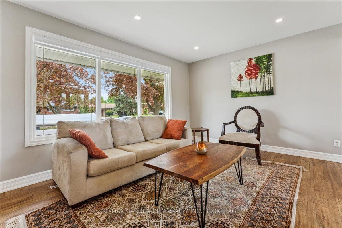 21 Kilbourne Crescent photo 12