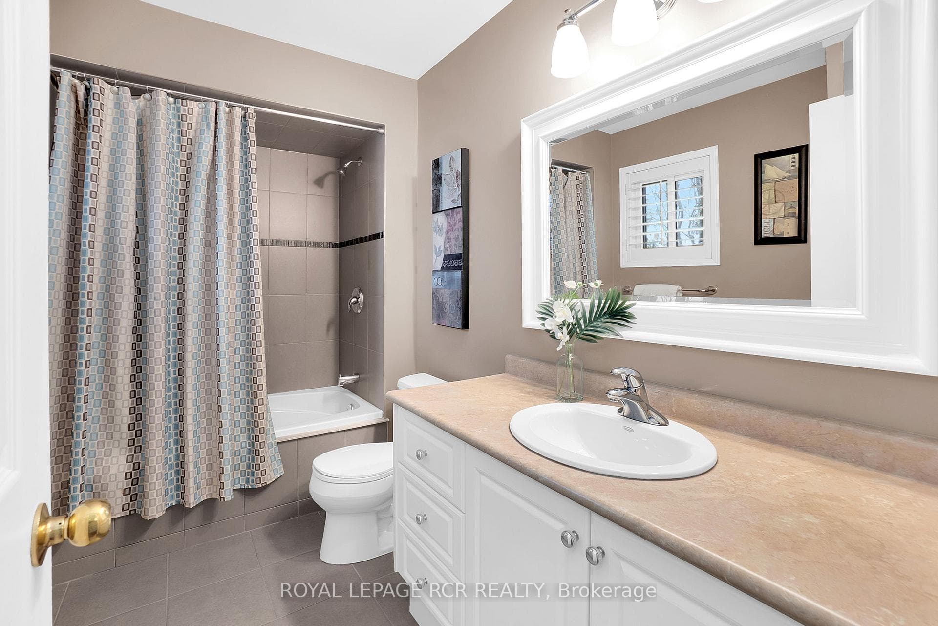 4-piece Main Washroom