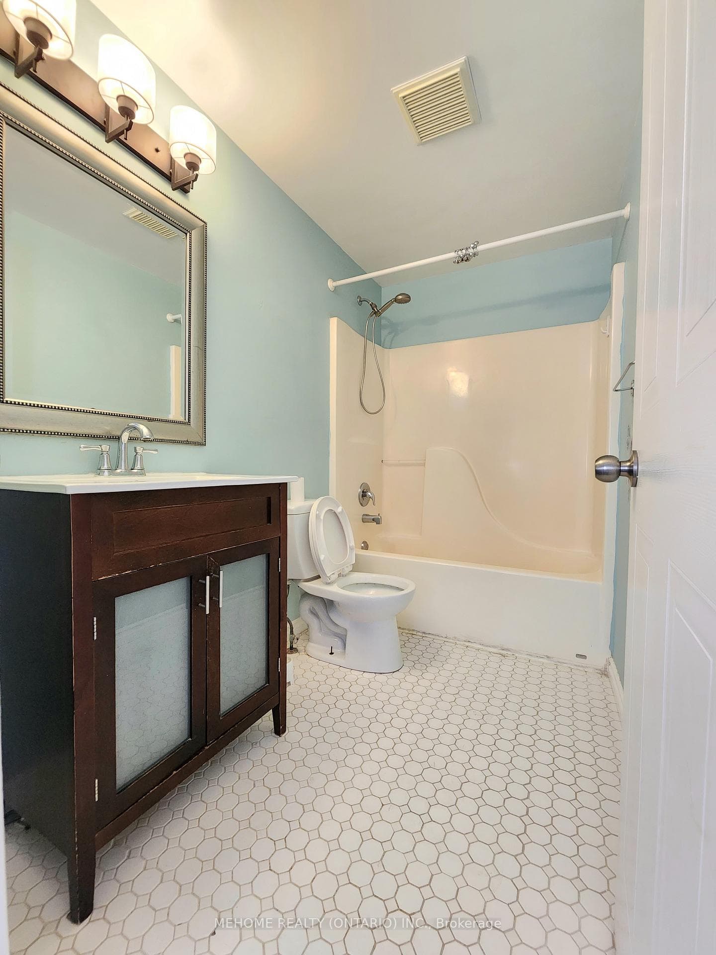 501 Mayflower Street photo 10