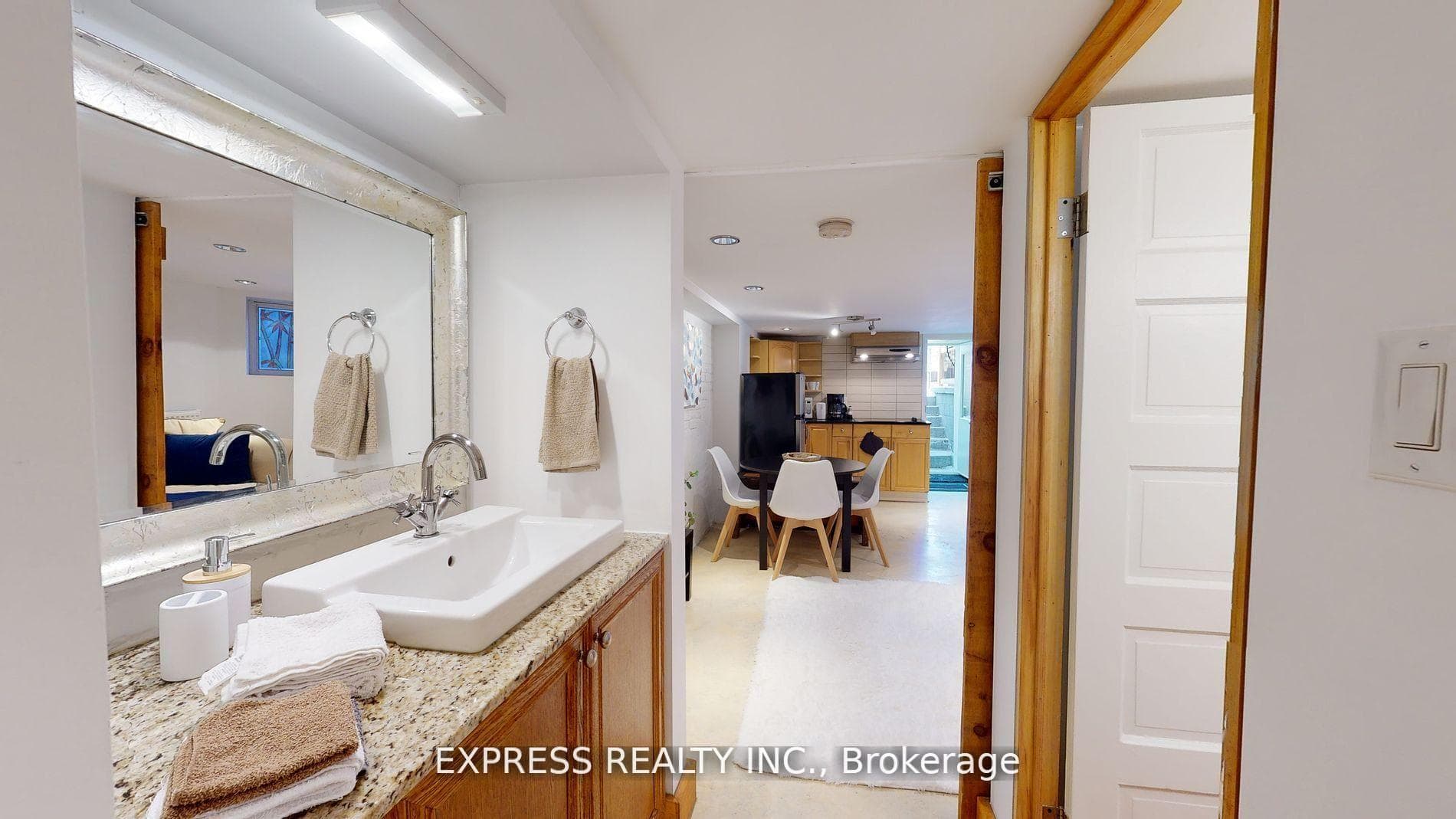 146 Blackthorn Avenue Unit Lower photo 9