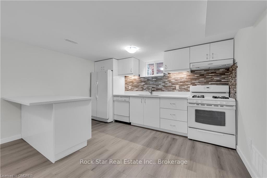 17 VICTOR Boulevard Unit B photo 4