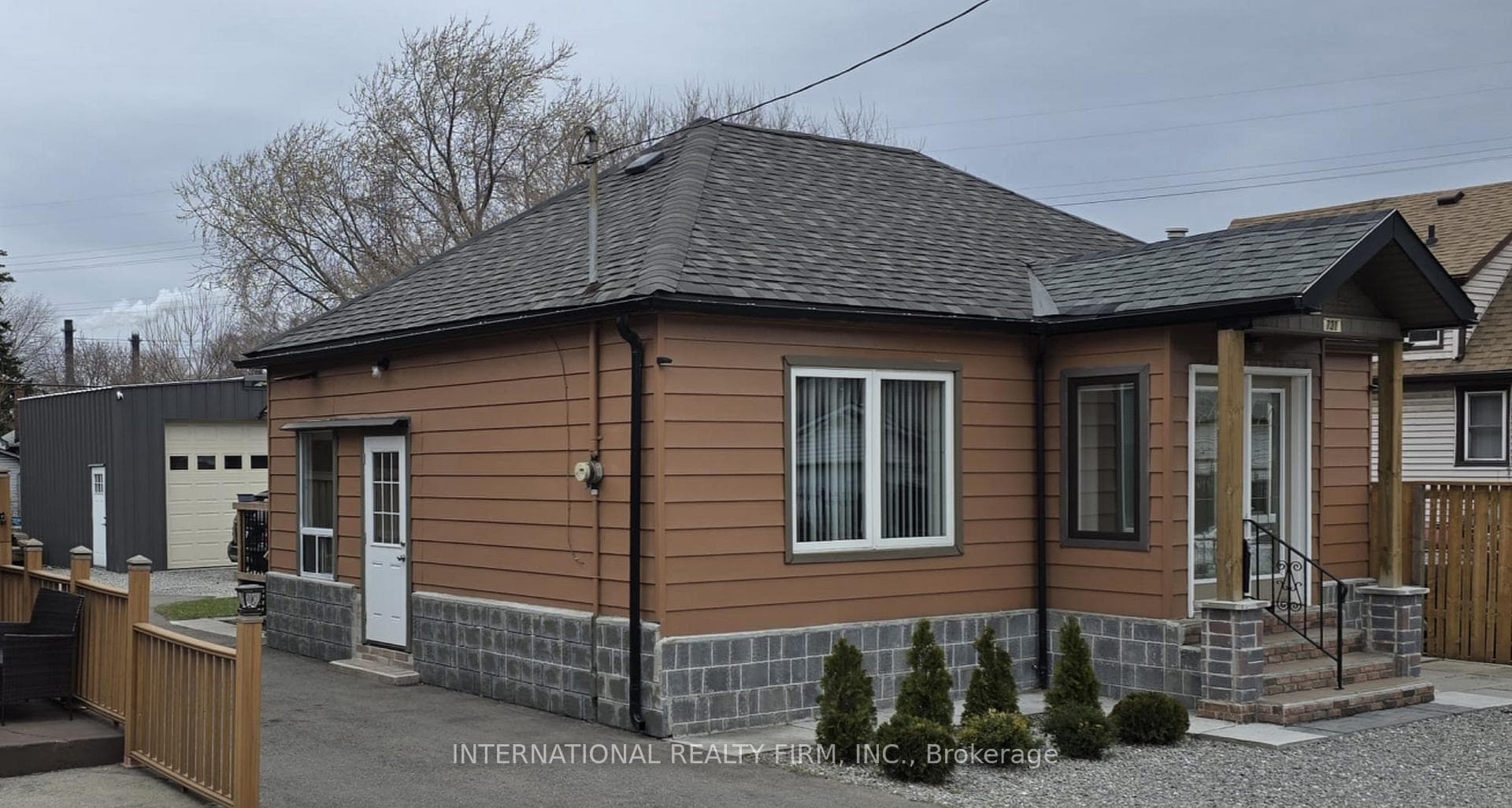 731 Knox Avenue photo 1