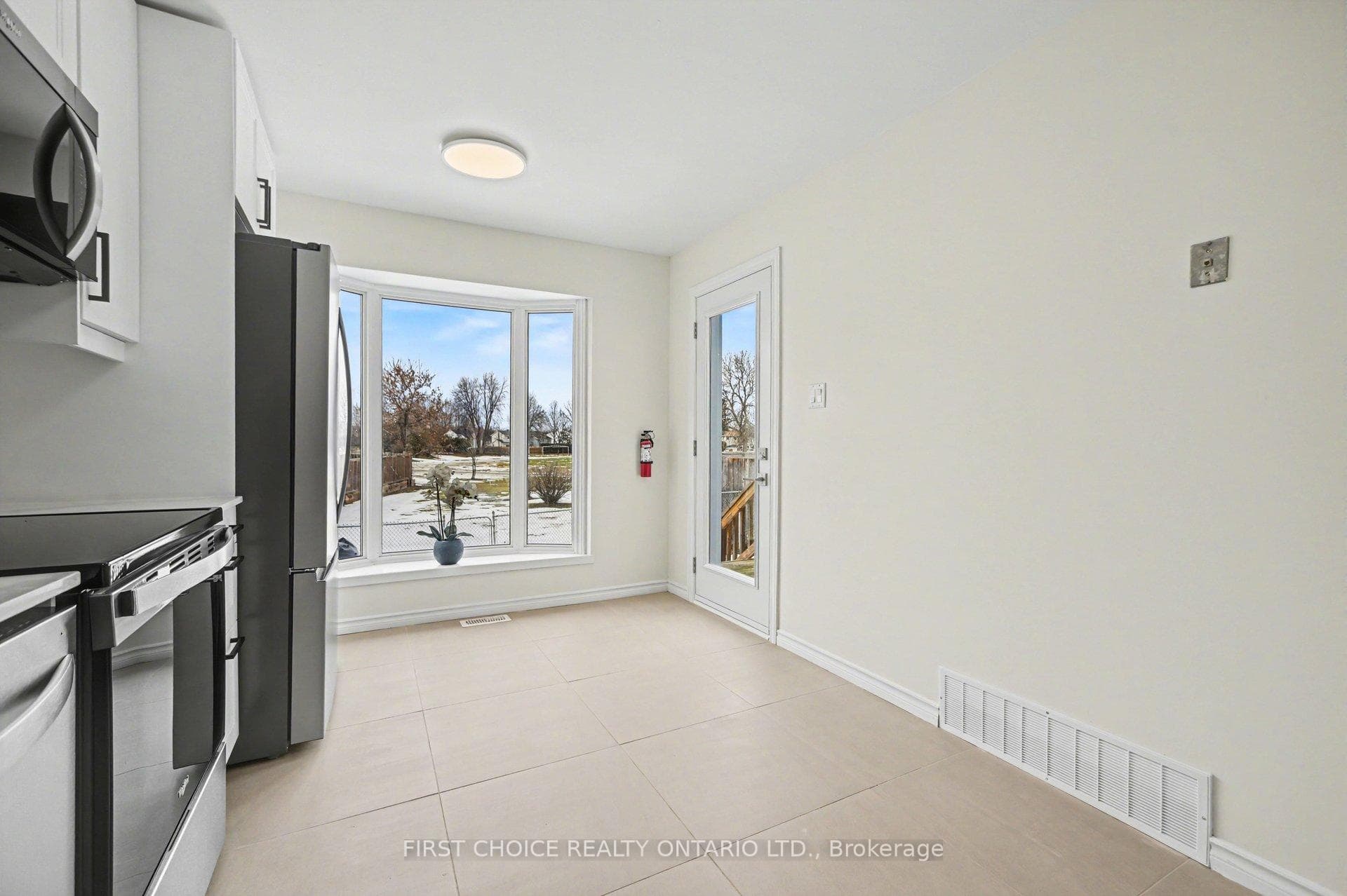 883 Lawnsberry Drive photo 7