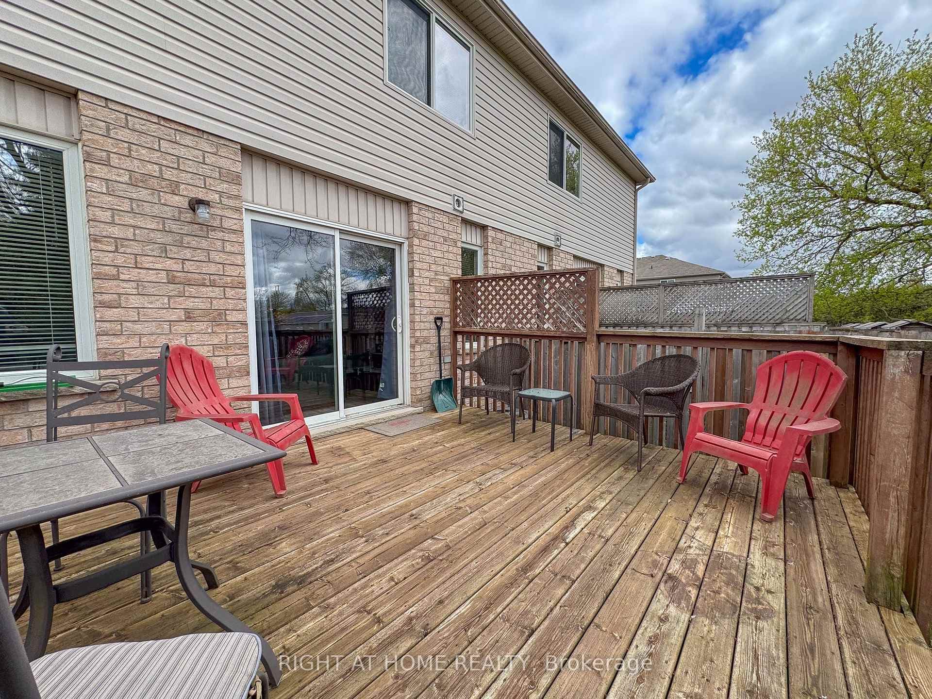 652 Salisbury Avenue photo 19