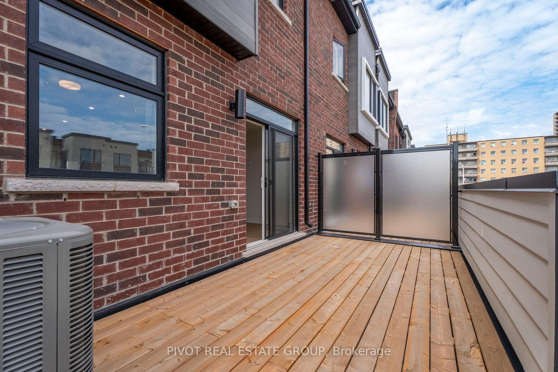 2752 Lawrence Avenue photo 37