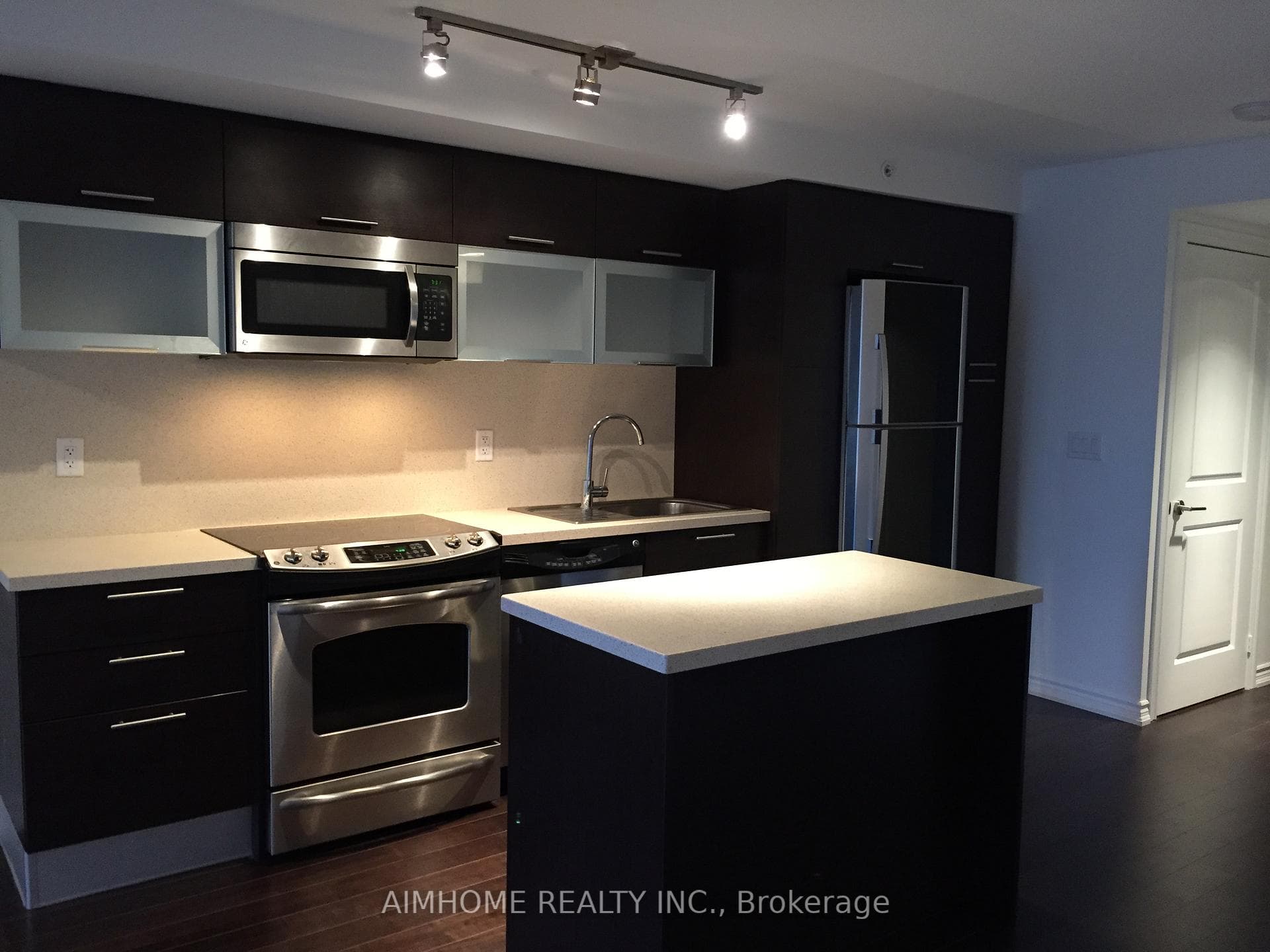 386 Yonge Street Unit 1405 photo 3