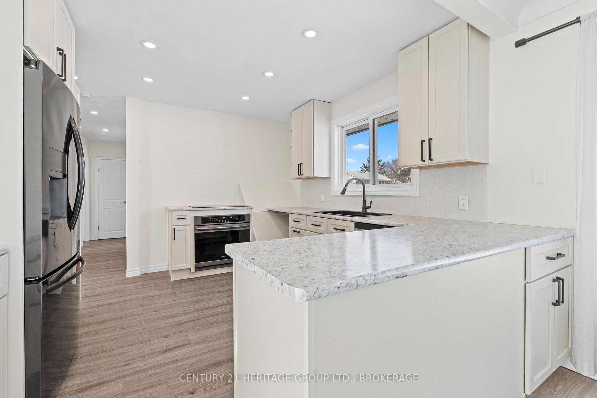 1424 Woodfield Crescent photo 17