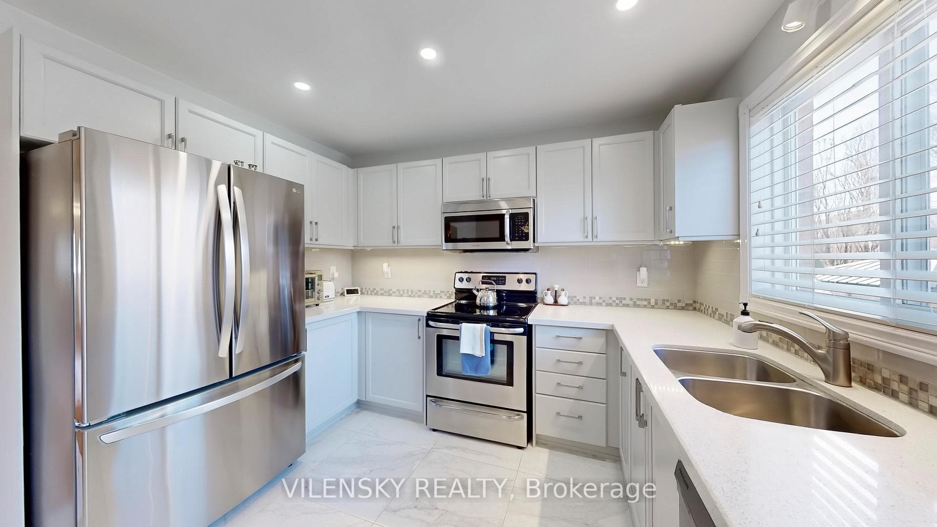 Full Size Modern Kitchen