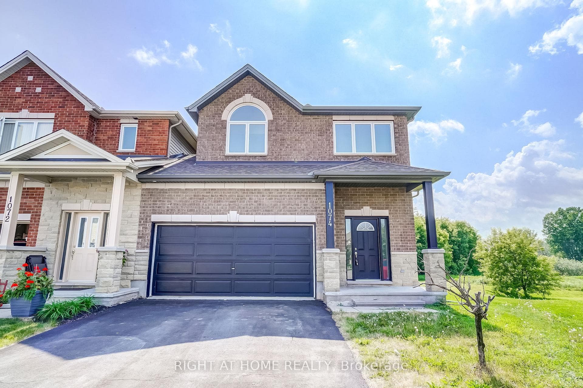 1074 Northgraves Crescent photo 1