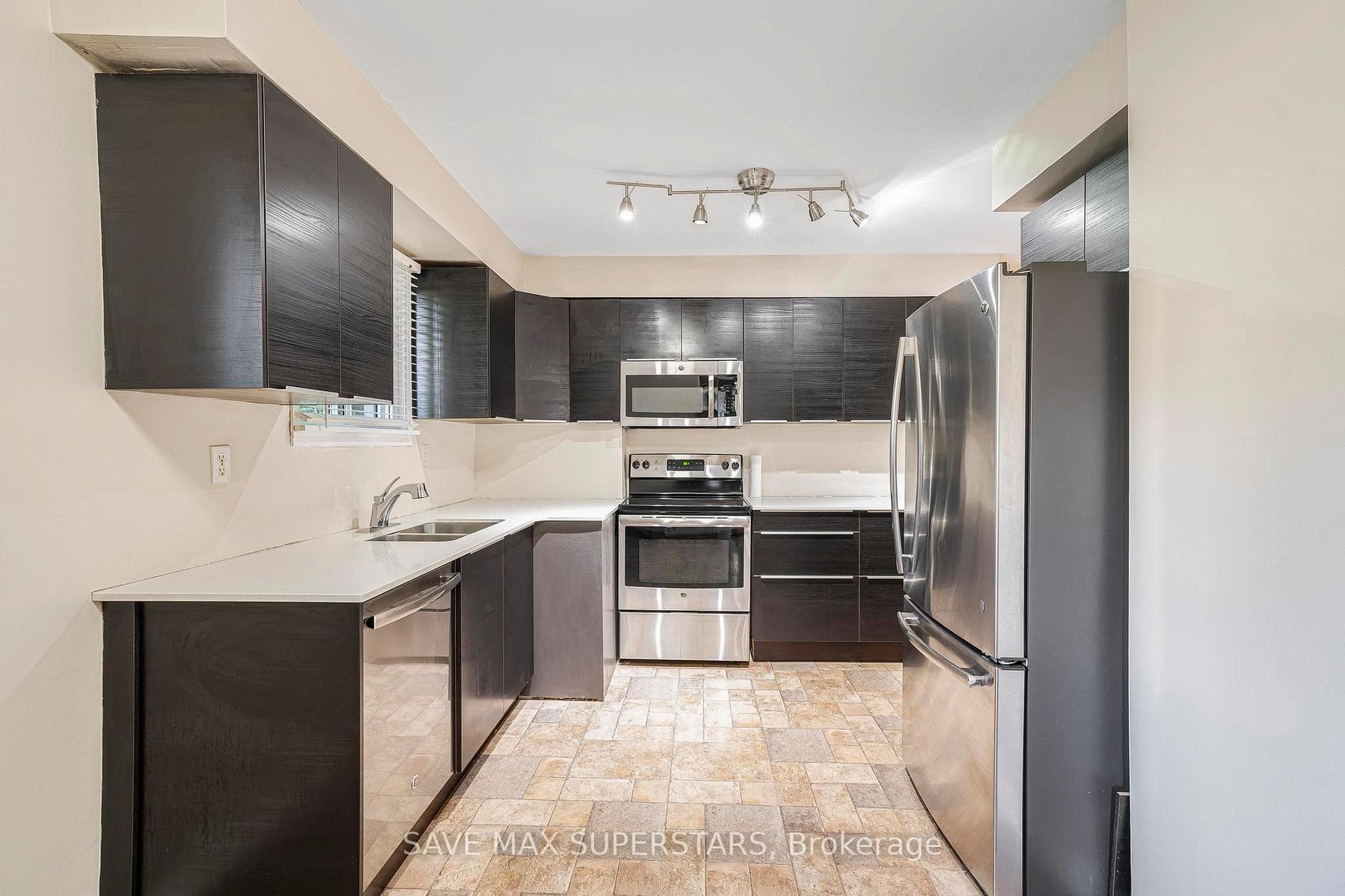 87 Pennington Crescent Unit Upper photo 3
