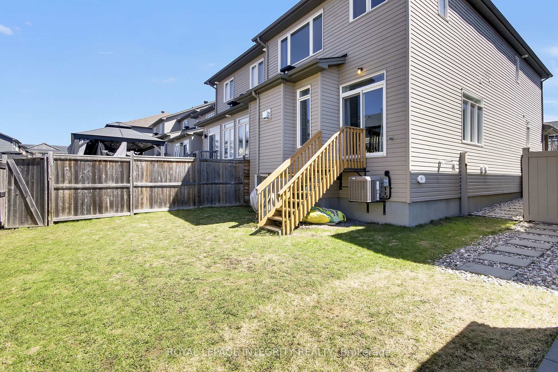 310 Broadridge Crescent photo 38