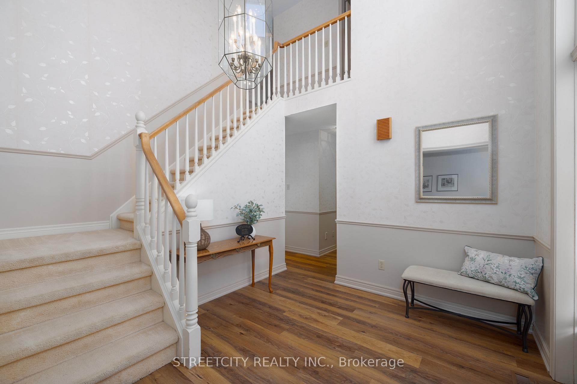 1537 Hillside Drive photo 4