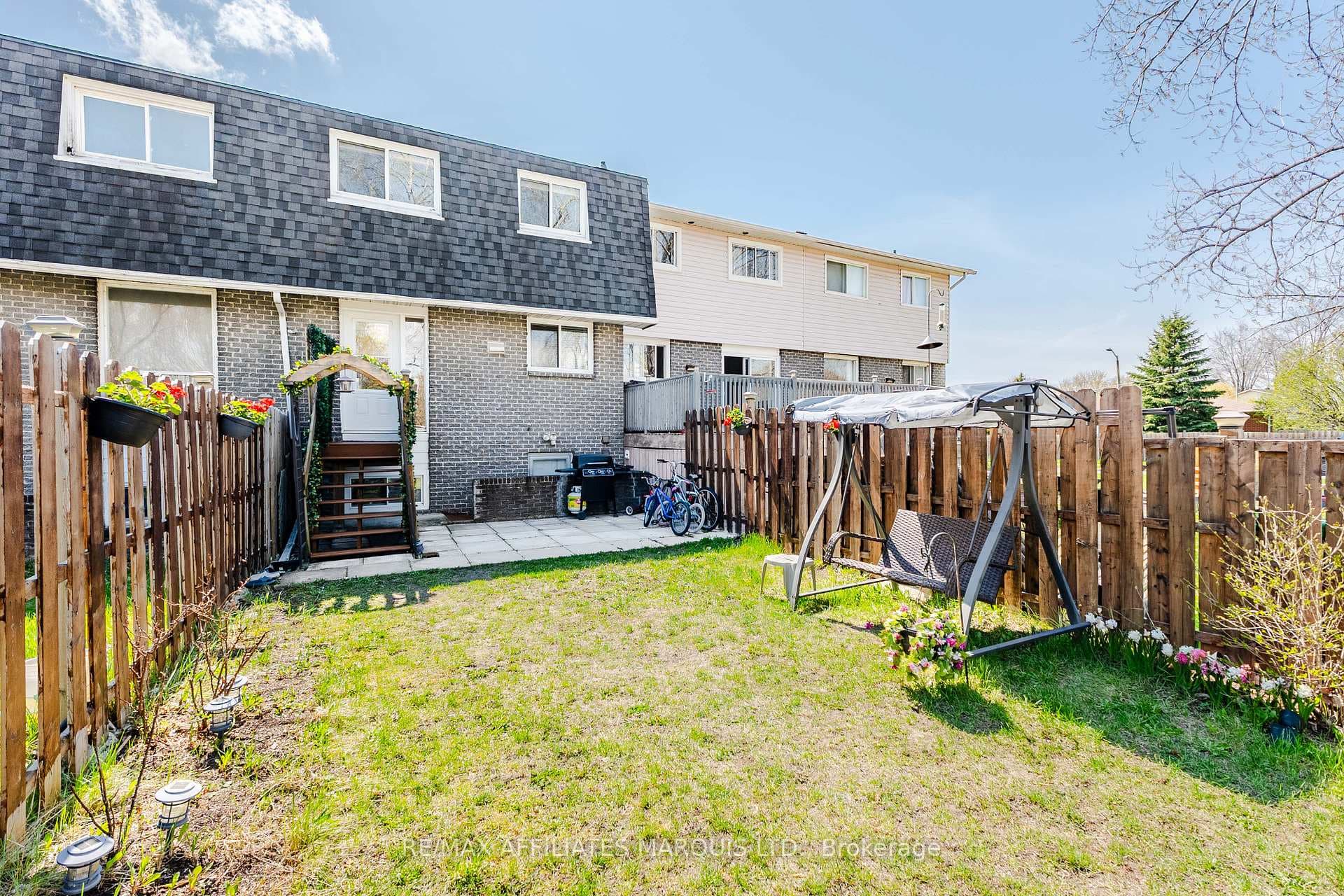 812 Glengarry Boulevard photo 45