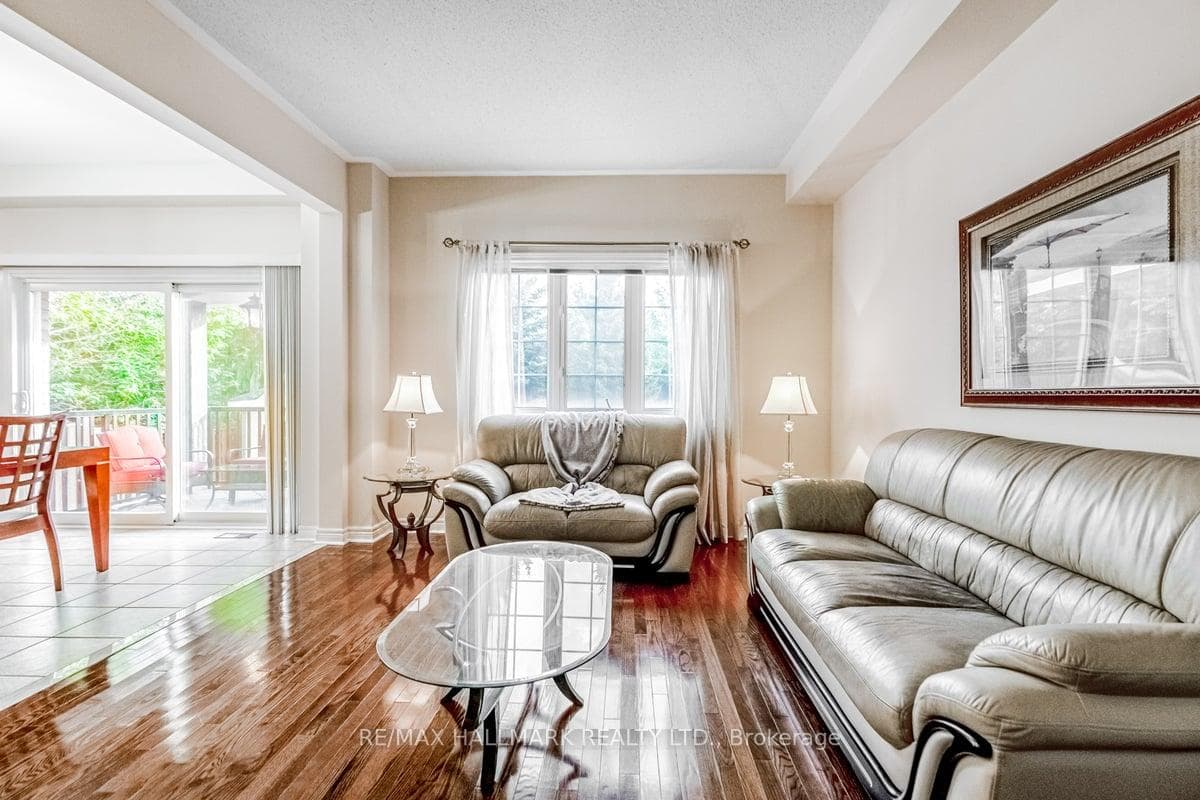 8 Laurentide Crescent photo 13