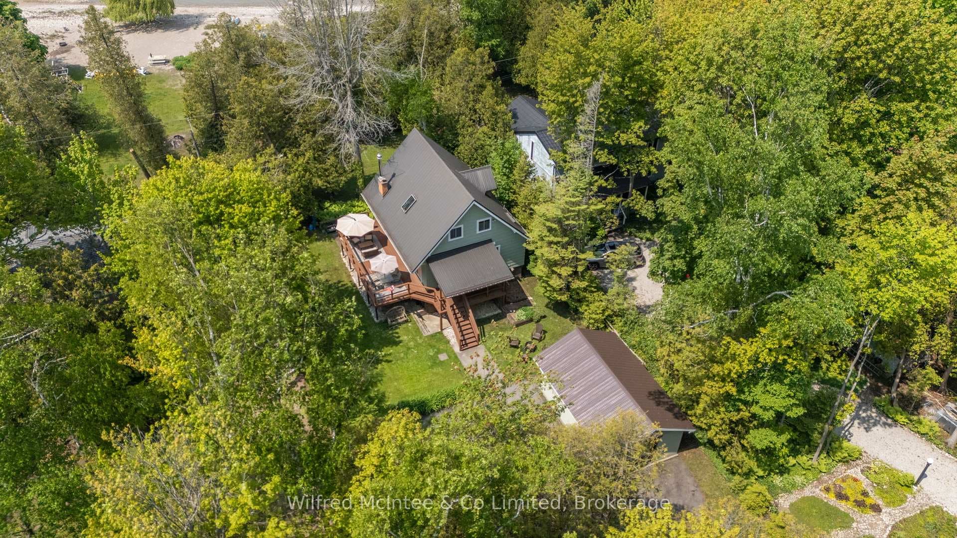 135 Huron Road photo 3