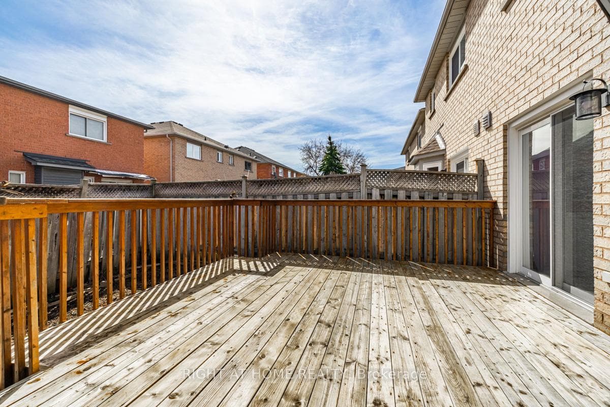 579 PINDER Avenue photo 32