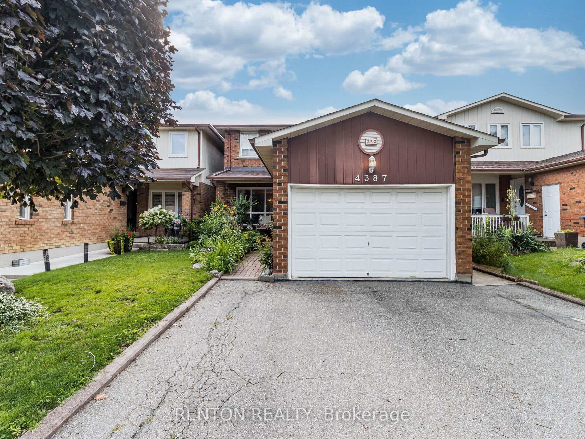 4387 Shelby Crescent photo 1