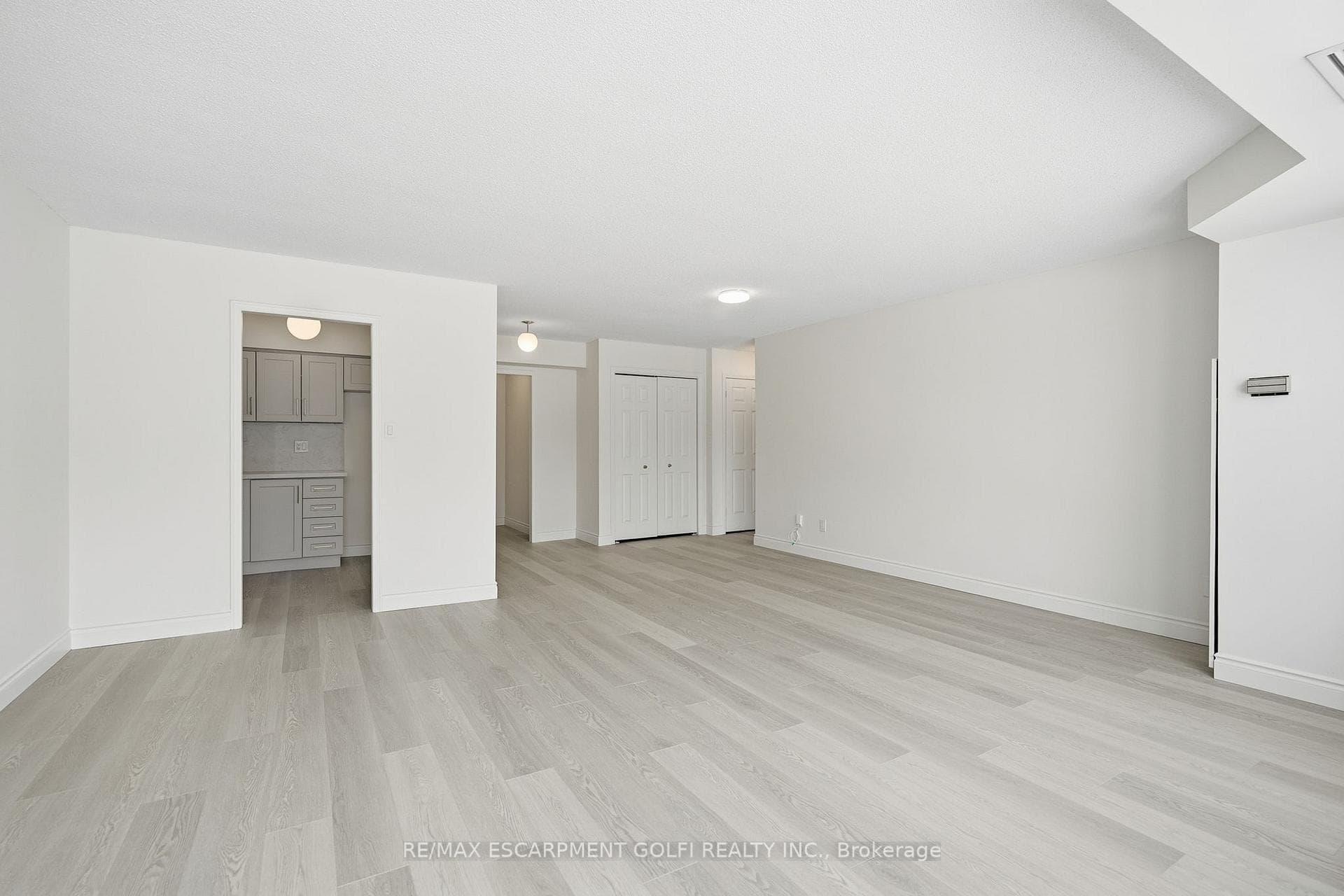 180 Limeridge Road Unit 208 photo 18