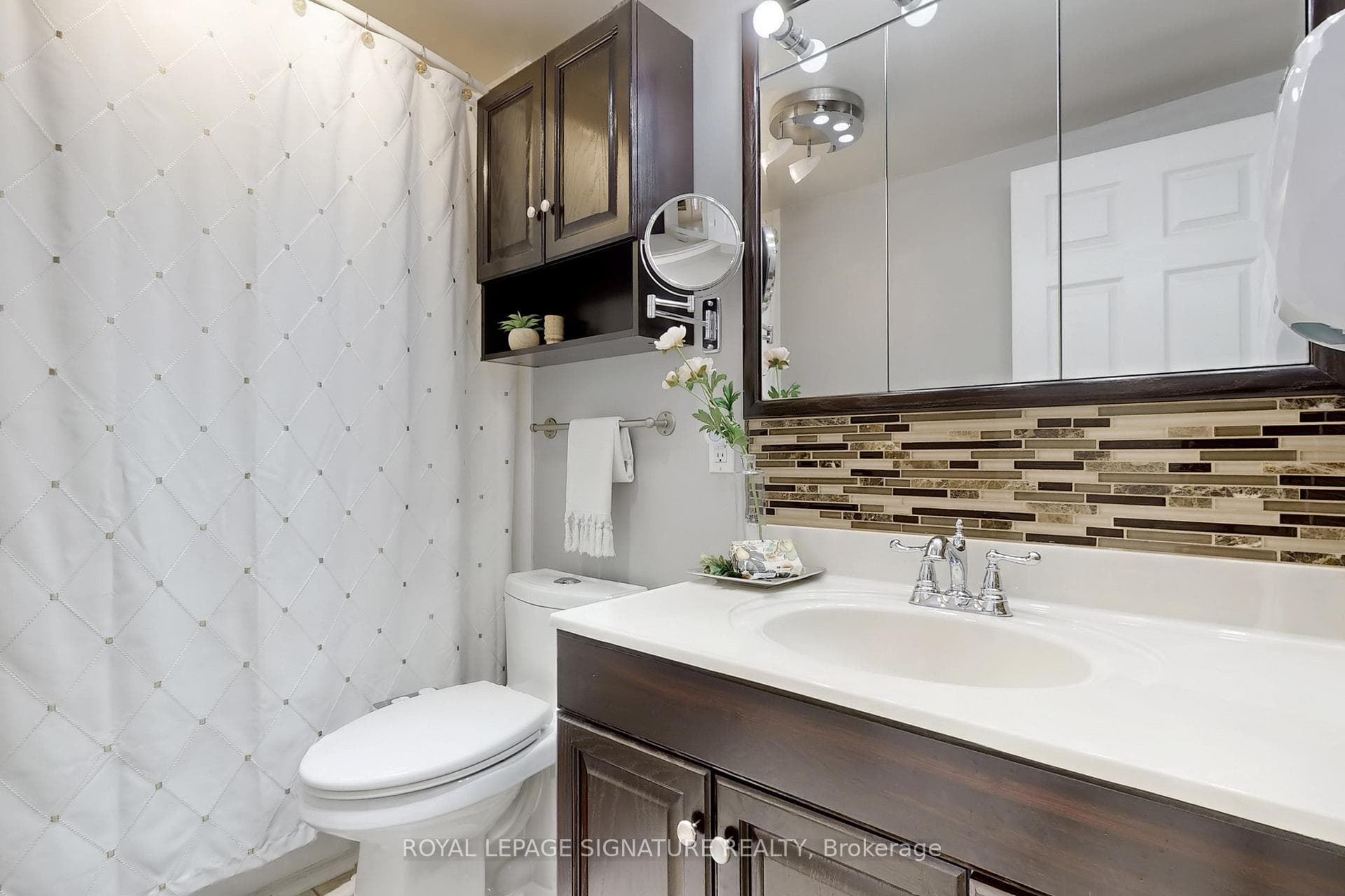 Main Floor 4 Piece Bath