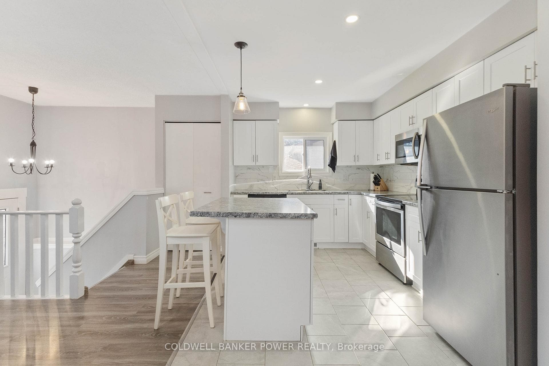227 ARDSLEY Crescent photo 7