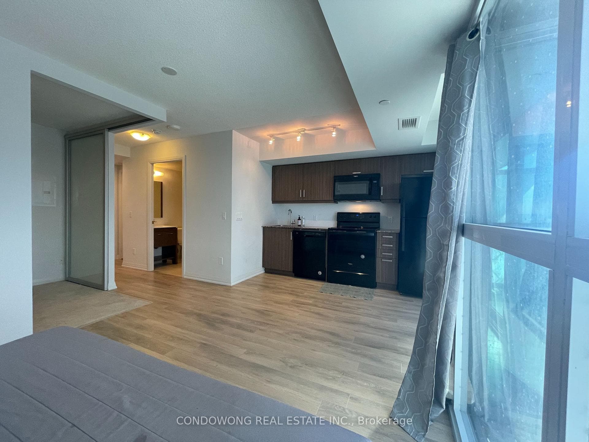 30 Meadowglen Place Unit 408 photo 12