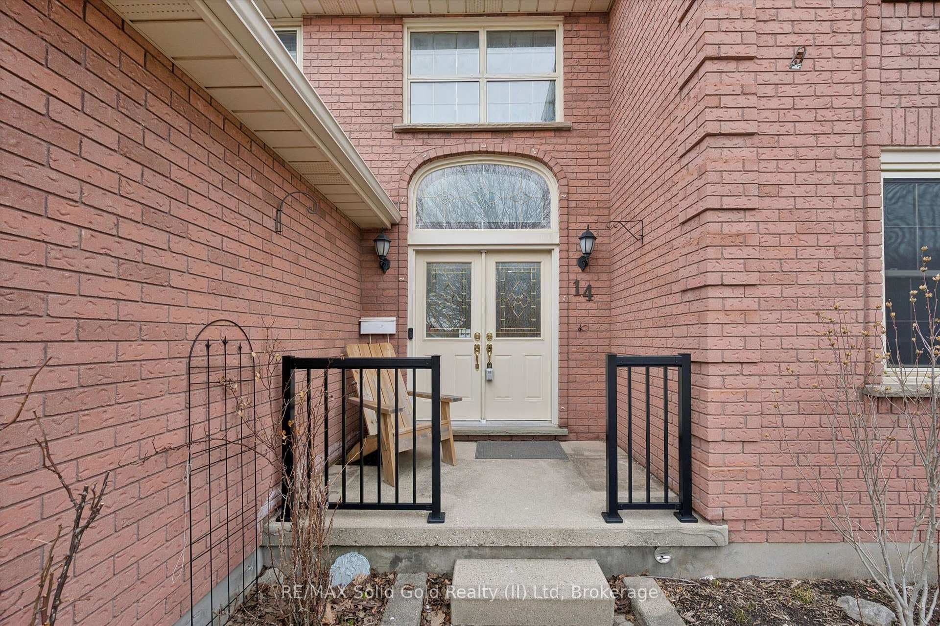 14 Robertson Crescent photo 3