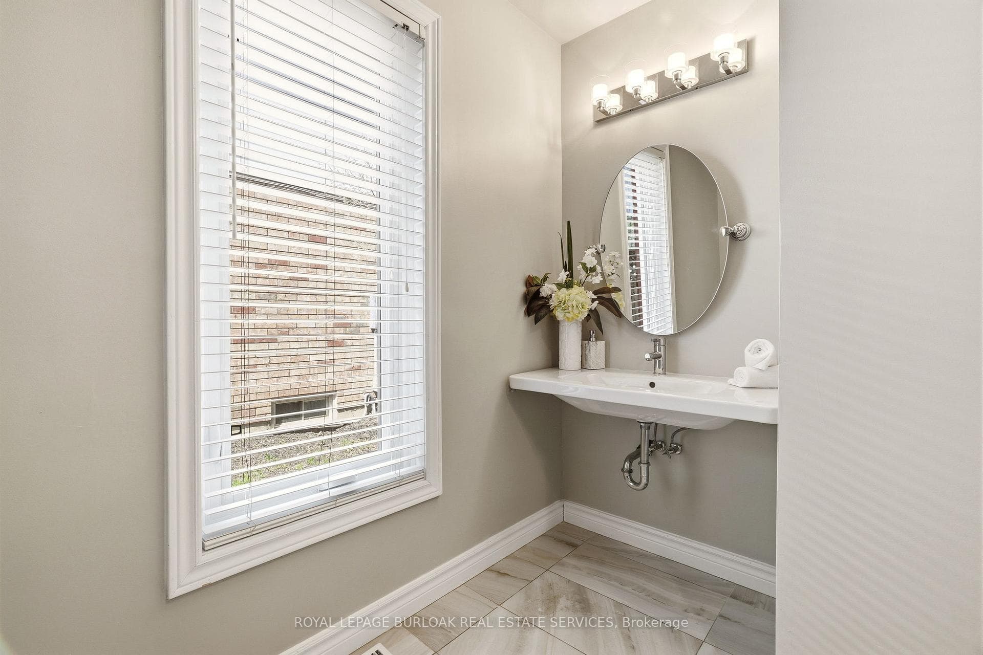 2416 Baxter Crescent photo 9