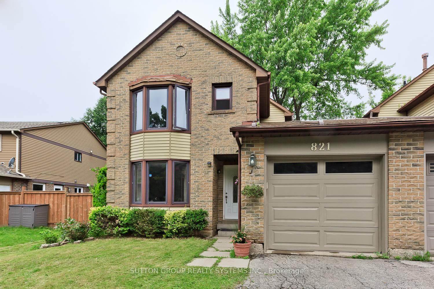821 Laurier Avenue photo 1