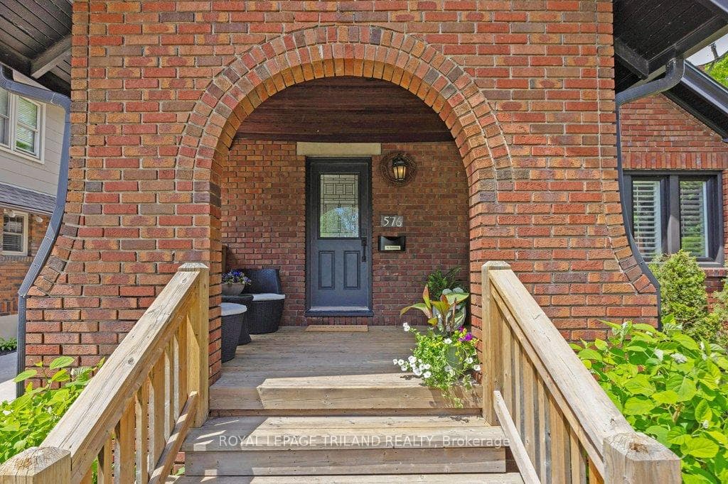 576 St James Street photo 4