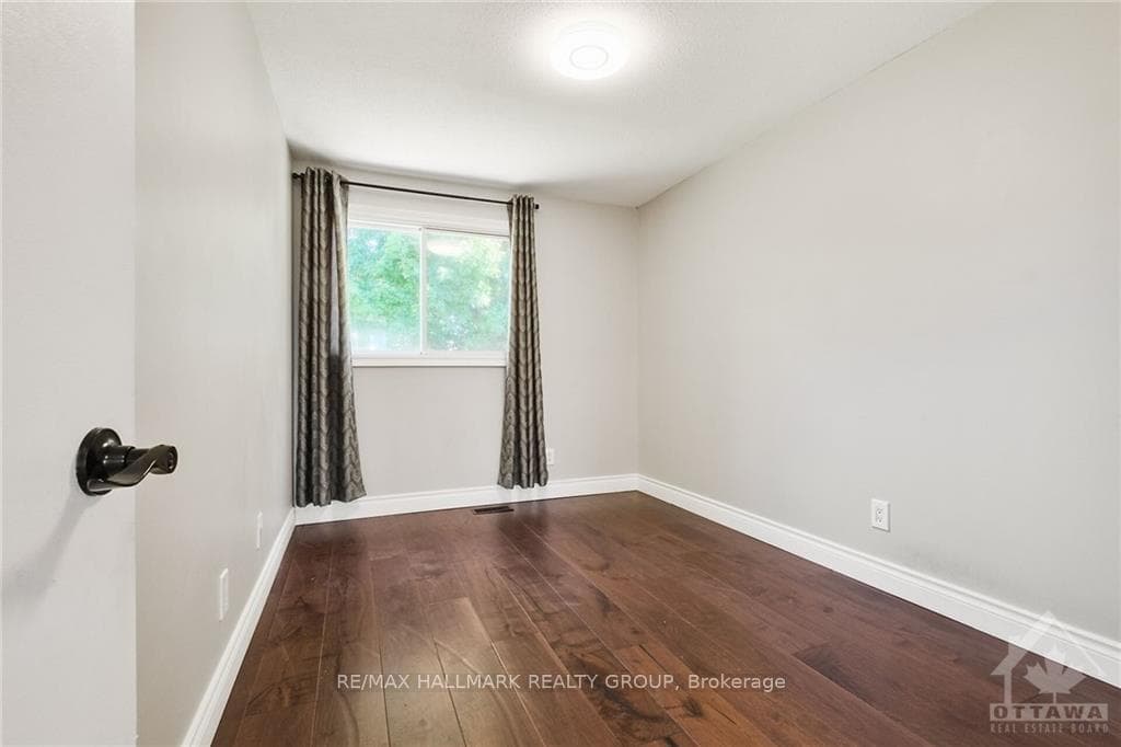 907 ELMSMERE Road Unit A photo 18
