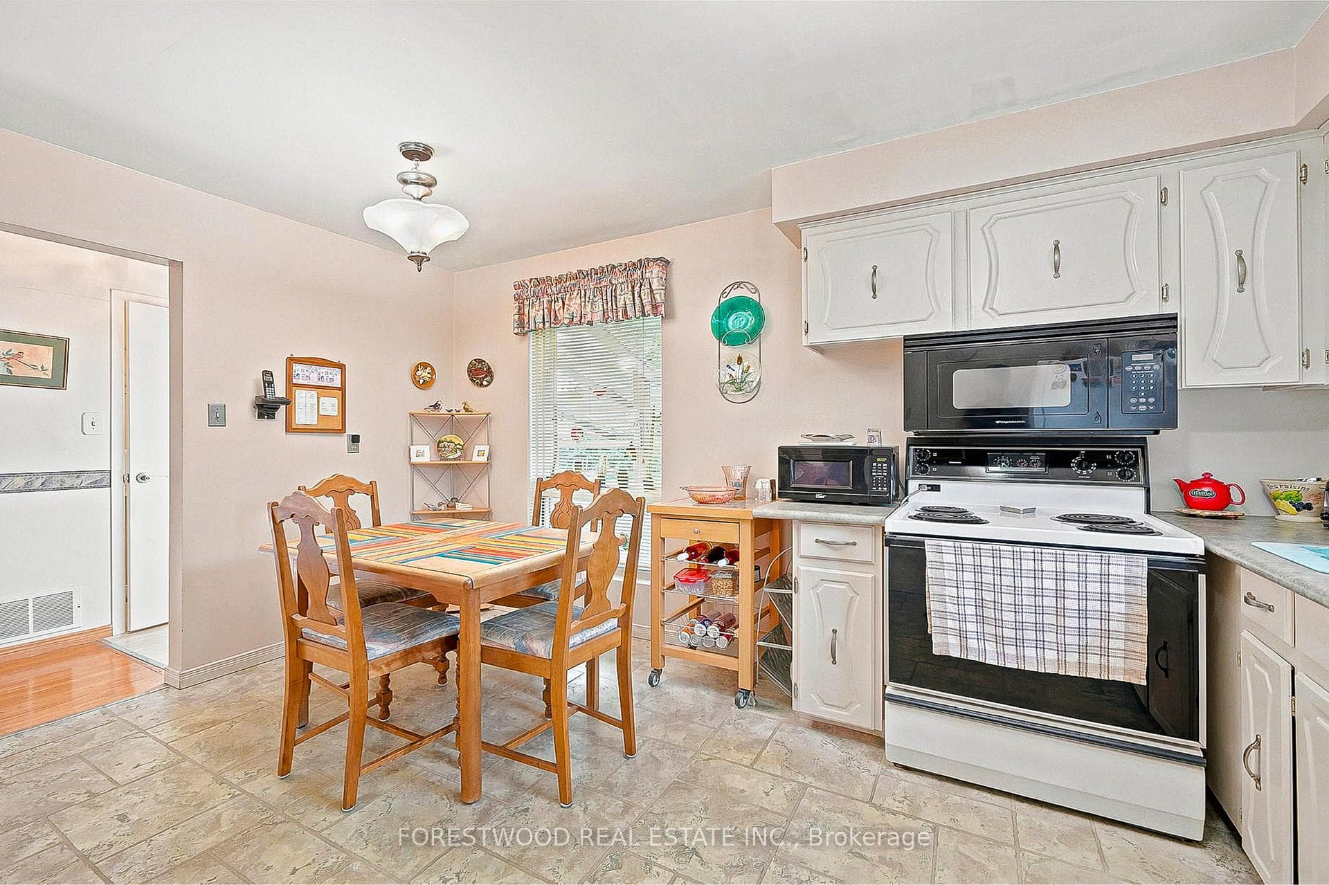 523 Hyacinthe Boulevard photo 10