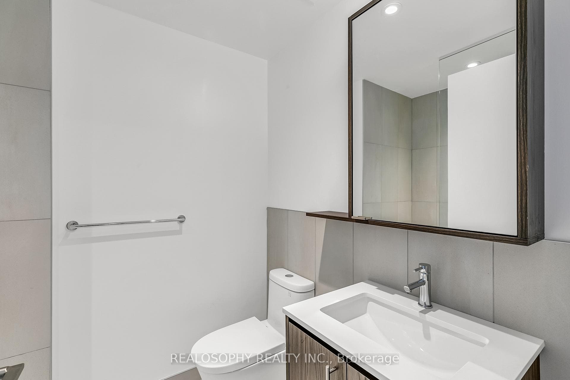 115 Larchmount Avenue Unit 403 photo 11