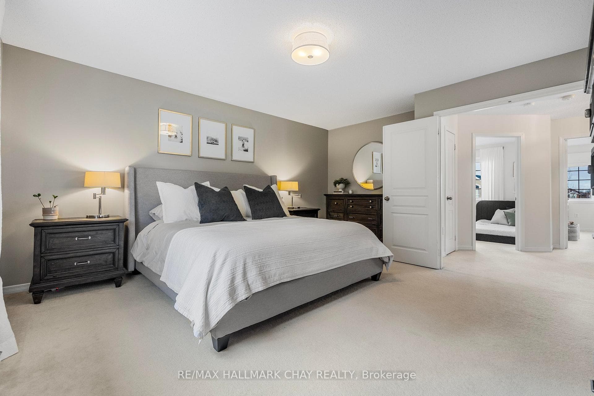 60 Versailles Crescent photo 12