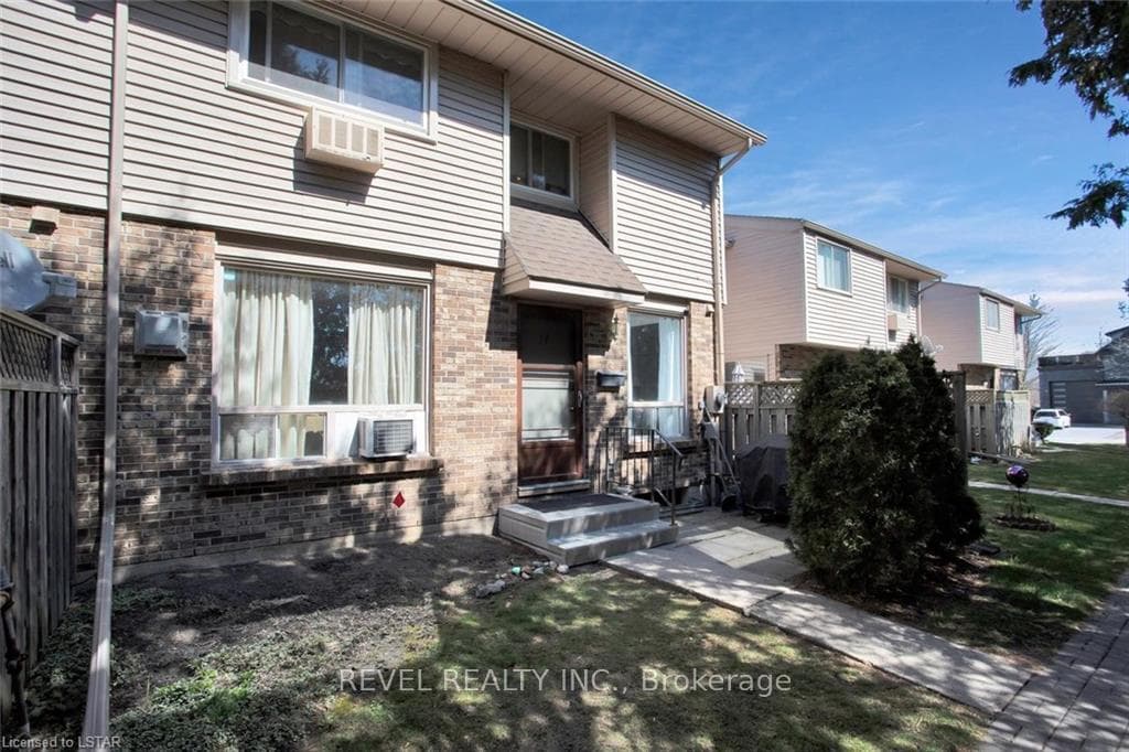 1 LAMERS Court Unit 17 photo 2