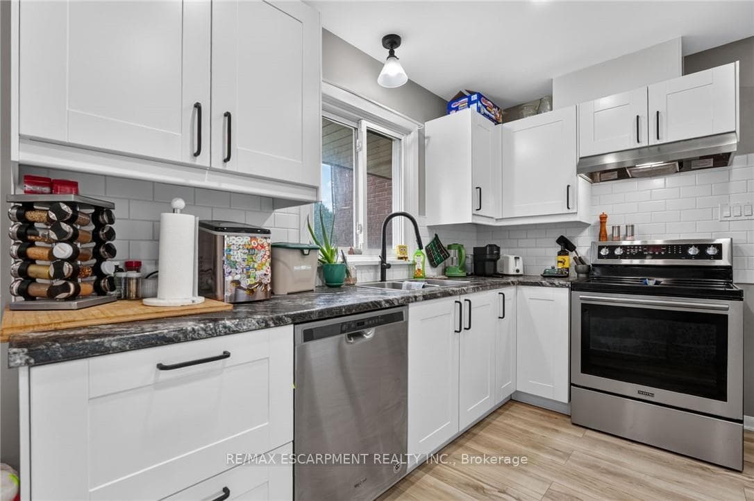 300 Knoll Street photo 9