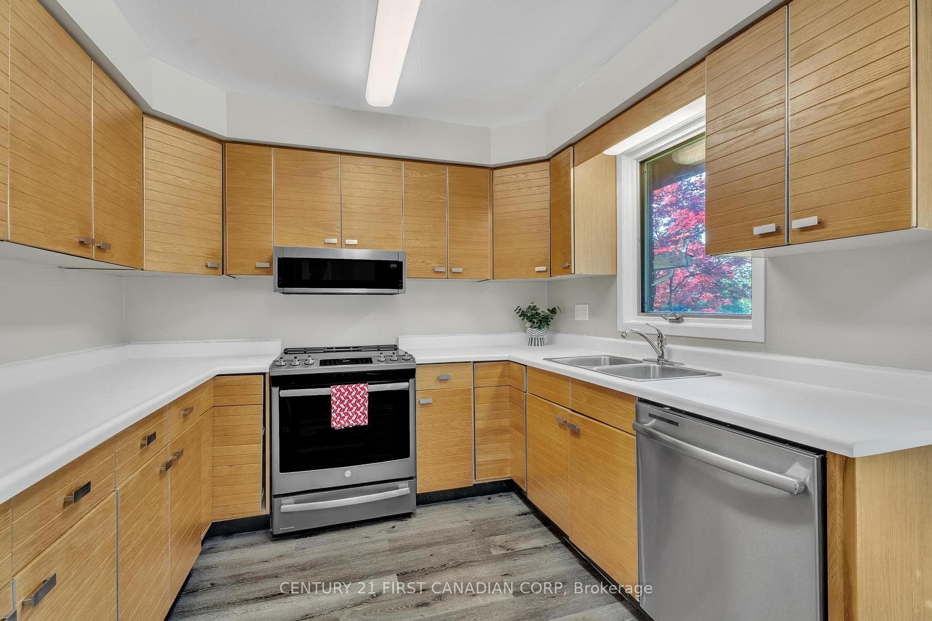 285 Riverside Drive photo 13