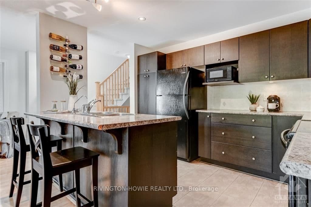 375 HORSESHOE Crescent photo 11