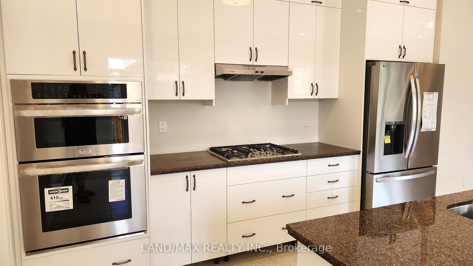 3187 Searidge Street photo 9