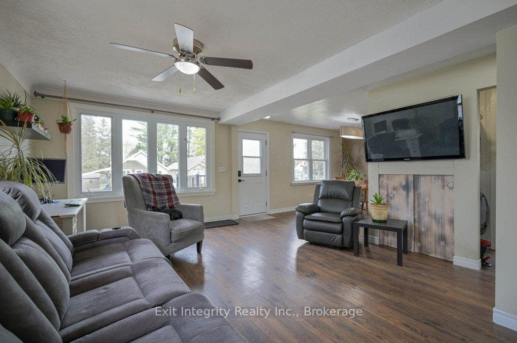 98 Morton Avenue photo 10
