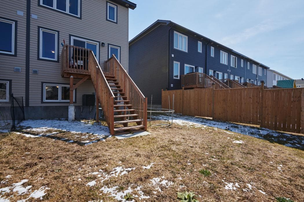 30 WHITCOMB Crescent photo 33
